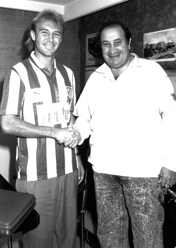 Jesús Gil y el futbolista austriaco Gerhard Rodax se dan la mano tras firmar el contrato en 1990.