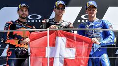 Mir comparti&oacute; podio con Quartararo y Oliveira, posando los tres con la bandera de Suiza en memoria de Dupasquier.