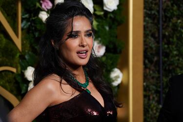 Salma Hayek posa durante la alfombra roja de los Globos de Oro 2025 celebrados en el Hotel Beverly Hilton de los Ángeles.