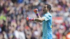 El portero chileno del FC Barcelona, Claudio Bravo, muestra su alegr&iacute;a por un gol de su equipo frente al Rayo Vallecano.