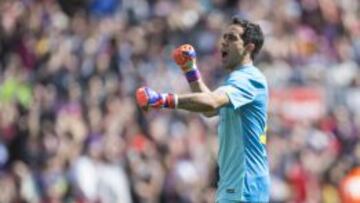 El portero chileno del FC Barcelona, Claudio Bravo, muestra su alegr&iacute;a por un gol de su equipo frente al Rayo Vallecano.