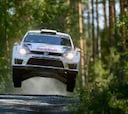 Jari-Matti Latvala se impone a Ogier por sólo 3,6 segundos