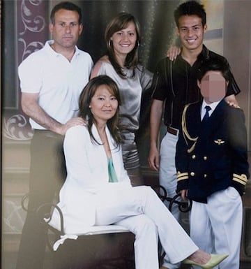 Con su familia en la comunión de su hermano pequeño, Nando. Su padre se llama Fernando y su madre Eva, es de ascendencia japonesa. En la foto también sale su hermana, Natalia.