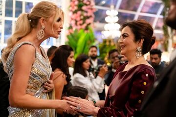 La madre del novio Nita Ambani y esposa de Mukesh Ambani, presidente de Reliance Industries, comparte un momento con Ivanka Trump durante las celebraciones previas a la boda.