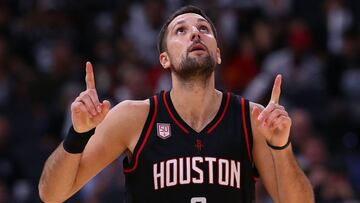 SAN ANTONIO, TX - MAY 03: Ryan Anderson #3 of the Houston Rockets reacts against the San Antonio Spurs during Game Two of the NBA Western Conference Semi-Finals at AT&amp;T Center on May 3, 2017 in San Antonio, Texas. NOTE TO USER: User expressly acknowledges and agrees that, by downloading and or using this photograph, User is consenting to the terms and conditions of the Getty Images License Agreement.   Ronald Martinez/Getty Images/AFP
 == FOR NEWSPAPERS, INTERNET, TELCOS &amp; TELEVISION USE ONLY ==