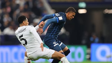 Soccer Football - Intercontinental Cup - Final - Real Madrid v Pachuca - Lusail Stadium, Lusail, Qatar - December 18, 2024 Real Madrid's Jude Bellingham in action with Pachuca's Nelson Deossa REUTERS/Ibraheem Al Omari