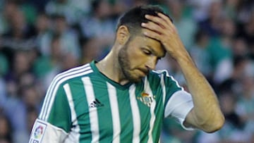 El defensa alem&aacute;n del Betis Westermann abandona el terreno de juego tras recibir la tarjeta roja, durante el partido de Liga en Primera Divisi&oacute;n de la pasada temporada ante el Barcelona en el Benito Villamar&iacute;n.