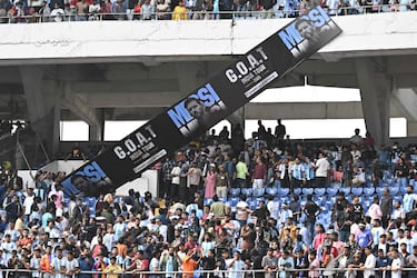 De acuerdo con medios indios, el ganador del Mundial de 2022 caminó por el césped del estadio saludando a los aficionados, pero estuvo rodeado de un gran grupo de personas y se marchó 20 minutos después de su llegada.