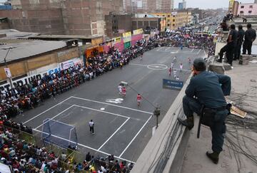 Que hay que cerrar una calle para jugar un partido pues se cierra. 