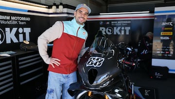 Miguel Oliveira, junto a su nueva BMW en los test de Superbikes.