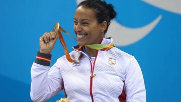 Teresa Perales posa con la medalla de oro de campeona de los 50 metros espalda de los Juegos Ol&iacute;mpicos de R&iacute;o.