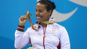 Teresa Perales posa con la medalla de oro de campeona de los 50 metros espalda de los Juegos Ol&iacute;mpicos de R&iacute;o.