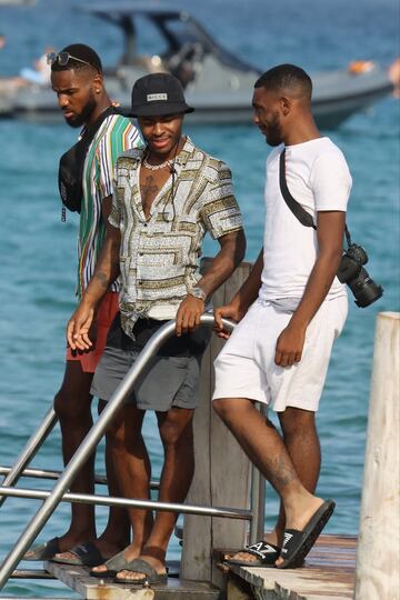 El jugador del Manchester City disfruta con su familia y amigos de unos d¨ªas de vacaciones en la Costa Azul antes del partido de Champions ante el Madrid.