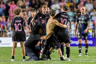 Un par de seguidores saltaron al campo para admirar de cerca a su ídolo Messi durante el amistoso que enfrentó al Inter de Miami con el Independiente del Valle de Ecuador en Puerto Rico. Un miembro del equipo de seguridad se entregó con tanto ímpetu a separar a un aficionado de Messi, a quien abrazaba intensamente, que terminaron los tres en el suelo.