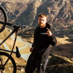 Jake100 pone su bici de montaña a 100km/h a una sola rueda