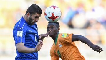 Mauro Coppolaro (Italia) y Patson Daka (Zambia) durante el partido de cuartos de final del Mundial Sub-20.