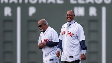 EA3557. BOGOTÁ (COLOMBIA), 08/10/2024.- Fotografía de archivo del exlanzador cubano de los Medias Rojas de Boston Luis Tiant (i) junto a Jim Rice en una ceremonia antes de un juego de la MLB entre Astros de Houston y Medias Rojas de Boston en Fenway Park en Boston (Estados Unidos). El legendario exlanzador cubano Luis Tiant, quien mostró su talento por 19 temporadas en las Grandes Ligas, falleció este martes a los 83 años. EFE/EPA/CJ GUNTHER