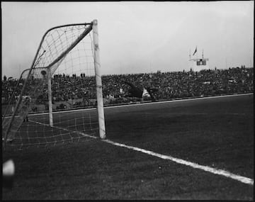 El 10 de agosto de 1938 se inauguró el Estadio Nemesio Camacho El Campín. Así se veía el estadio en la época del Dorado.