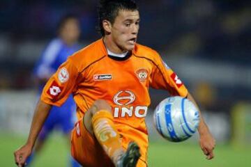 Charles Aranguiz comenzó en Cobreloa su carrera profesional durante el 2006, donde tuvo grandes actuaciones que le permitieron fichar en Colo Colo. Luego se fue a Quilmes, regresó a Chile para jugar en la U y actualmente milita en el Inter de Brasil.