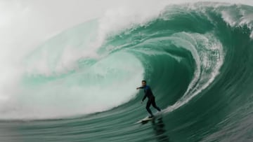 El surfista vasco Axi Muniain surfea un slab en la Costa da Morte (Galicia) en diciembre del 2021.