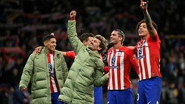 Los jugadores del Atl¨¦tico de Madrid celebran su victoria ante el Inter.