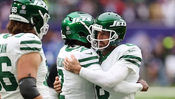 American Football - NFL - Minnesota Vikings v New York Jets - Tottenham Hotspur Stadium, London, Britain - October 6, 2024 New York Jets' Tyrod Taylor and Aaron Rodgers during the warm up before the match Action Images via Reuters/Paul Childs