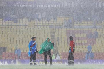 Las fuertes lluvias obligaron a que el partido entre Millonarios y Peñarol se suspendiera por varios minutos.