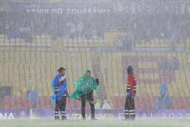 Las fuertes lluvias obligaron a que el partido entre Millonarios y Peñarol se suspendiera por varios minutos.