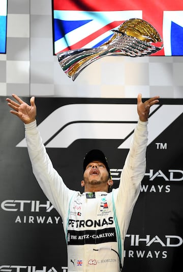 Lewis Hamilton en el podio del Gran Premio de Abu Dhabi.