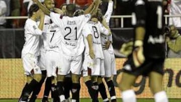 <b>UN RODILLO. </b>Los sevillistas celebran uno de los tantos de su aplastante victoria ante el Betis.