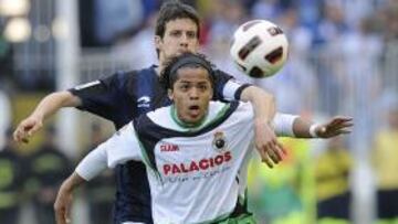 <b>COMPLICADO. </b>El precio de Giovani dos Santos, que se revalorizó en el Racing, puede encarecerse.