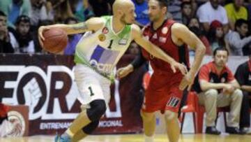 Julius Holt (camiseta blanca) llegó a la final de la liga nacional con Deportes Castro.