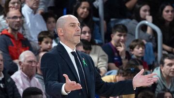 BARCELONA, 02/02/2025.- El entrenador del FC Barcelona, Joan Peñarroya, durante el partido de Liga Endesa de baloncesto ante el Baxi Manresa que se disputa este domingo en el Palau Blaugrana. EFE/Marta Pérez.