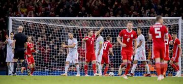 1-4. Sam Vokes marcó el primer gol.