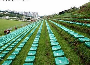 Las gradas del estadio están situadas sobre una ladera y los banquillos están compuestos por troncos de madera.