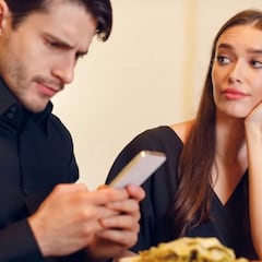 El ‘phubbing’, nuevo y creciente problema para las parejas: ¿te lo están haciendo?