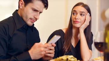 El ‘phubbing’, nuevo y creciente problema para las parejas: ¿te lo están haciendo?