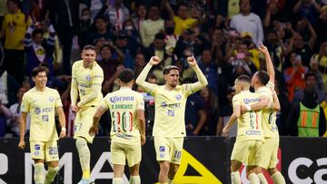 MEX00. CIUDAD DE MÉXICO (MÉXICO), 17/09/2022.- Jugadores de América celebran el triunfo ante Chivas hoy, durante un partido de la jornada 15 del Torneo Apertura del fútbol mexicano realizado en el Estadio Azteca de la Ciudad de México (México). EFE/José Méndez
