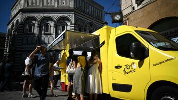 Vehículos de la caravana del Tour de Francia en Florencia.