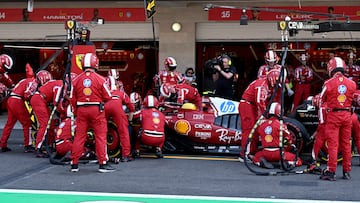 La Scuderia Ferrari, durante una parada en boxes de Lewis Hamilton.