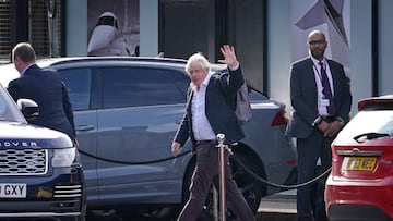 Former Prime Minister Boris Johnson arrives at Gatwick Airport in London, after travelling on a flight from the Caribbean, following the resignation of Liz Truss as Prime Minister. Picture date: Saturday October 22, 2022. (Photo by Gareth Fuller/PA Images via Getty Images)