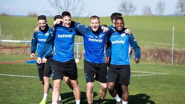 Vigaray, Guidetti y Wakaso, en un entrenamiento del Alavés.