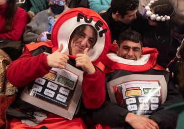 Dos personas disfrazadas de gasolinera en el Sorteo Extraordinario de la Lotería de Navidad 2022.