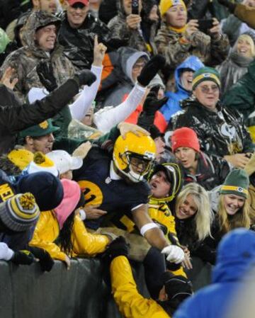 Jarrett Boykin de los Green Bay Packers celebra un touchdown con la afición en el partido contra los Cleveland Browns.