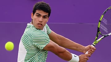 El tenista español Carlos Alcaraz en su partido contra el búlgaro Grigor Dimitrov en cuartos de final de Queen's.