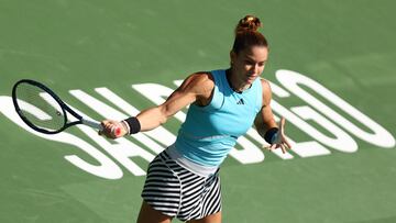 La tenista griega Maria Sakkari devuelve una bola durante su partido ante Camila Osorio en el Torneo de San Diego.