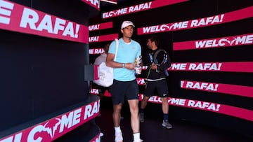 El tenista español Rafa Nadal llega a las pistas del Mutua Madrid Open para entrenar.