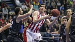 Marjanovic, defendido por Germ&aacute;n Gabriel en el partido de la primera vuelta. 