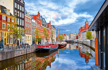 Ámsterdam es mundialmente conocida por su red de 165 canales que se extienden por más de 100 kilómetros. Construida principalmente durante el Siglo de Oro neerlandés (siglo XVII), esta red concéntrica fue declarada Patrimonio de la Humanidad por la UNESCO en 2010 y cuenta con más de 1200 puentes.