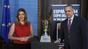 Susana Díaz y José Luis Sáez junto a la Copa del Mundo.